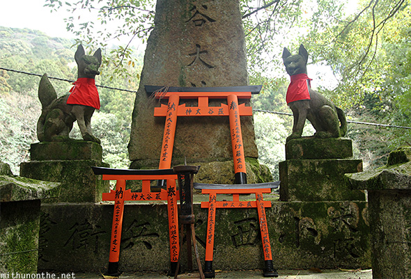 Kitsune sculptures Fushimi Inari Kyoto