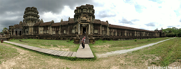 Gale Angkor Wat wall panorama