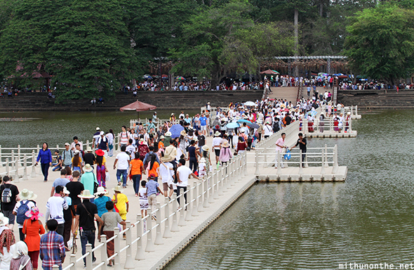 Tourist crowd ponteen bridge Angkor