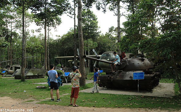 US army tanks Vietnam Cu Chi tunnels