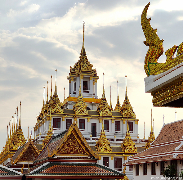 Wat Ratchanatdaram Worawihan 37 iron spires