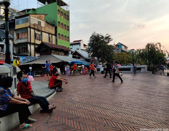 Ong Ang Canal Thais sitting evening Bangkok